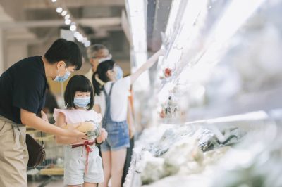 kid and father shopping after been vaccinated